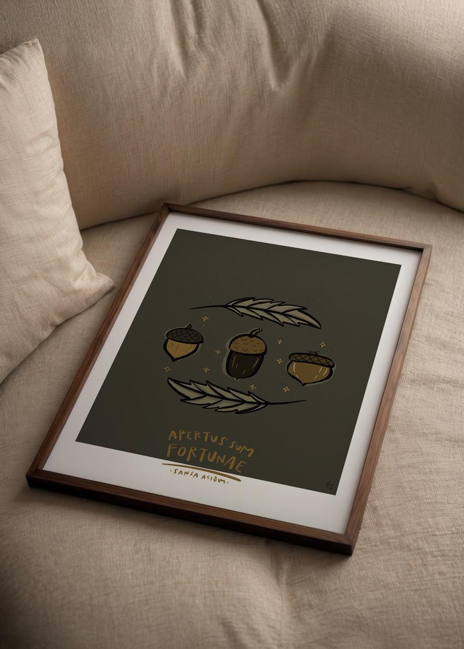 Koyu yeşil zemin üzerinde meşe palamutları ve yapraklarla oluşturulmuş şans ve bereket temalı illüstrasyon posteri.