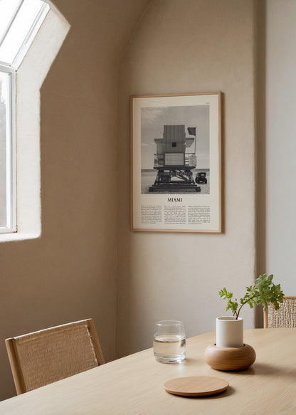 Miami Beach siyah beyaz sahil posteri, ikonik gözetleme kulesi ile sahil yaşamını yansıtan modern poster baskı
