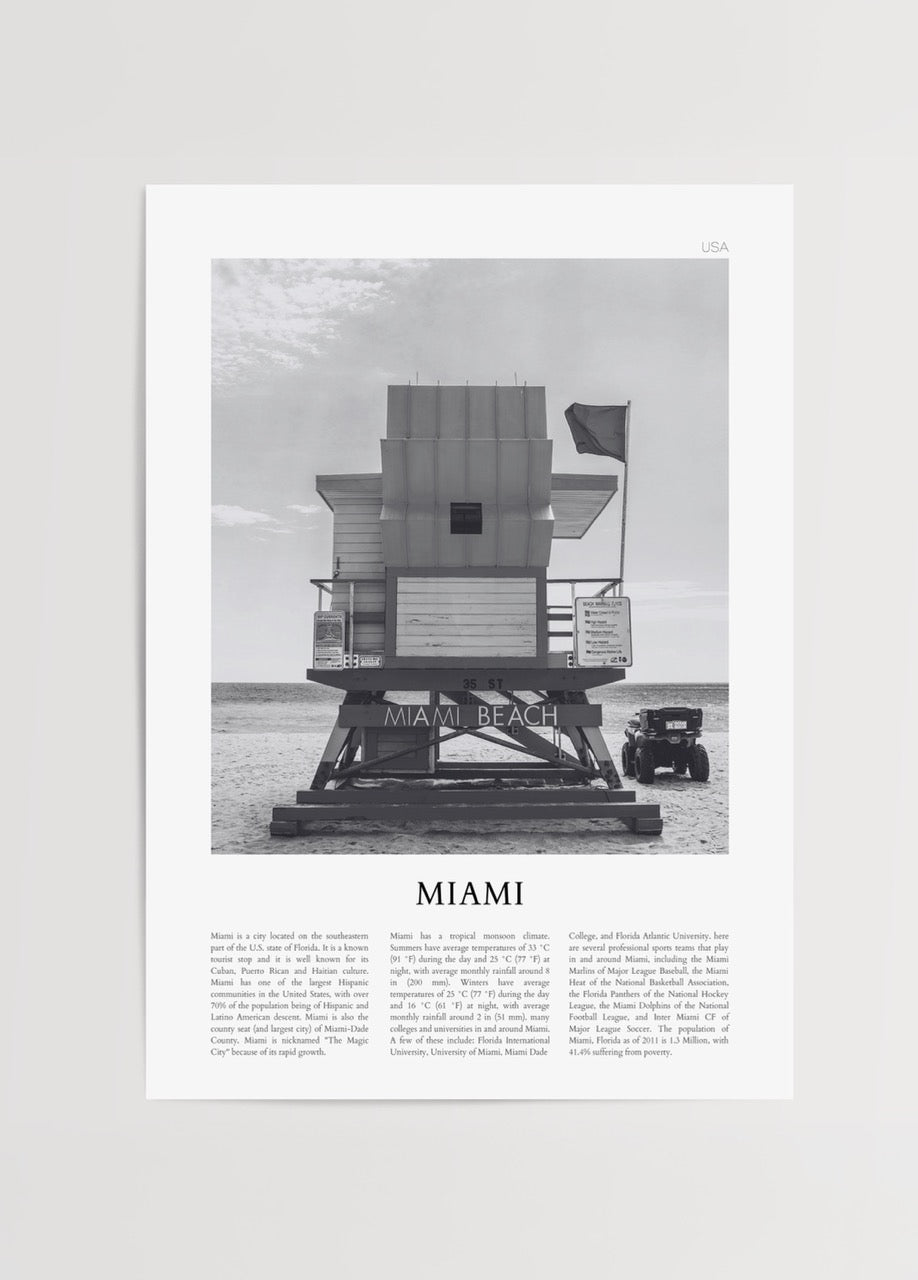 Miami Beach siyah beyaz sahil posteri, ikonik gözetleme kulesi ile sahil yaşamını yansıtan modern poster baskı