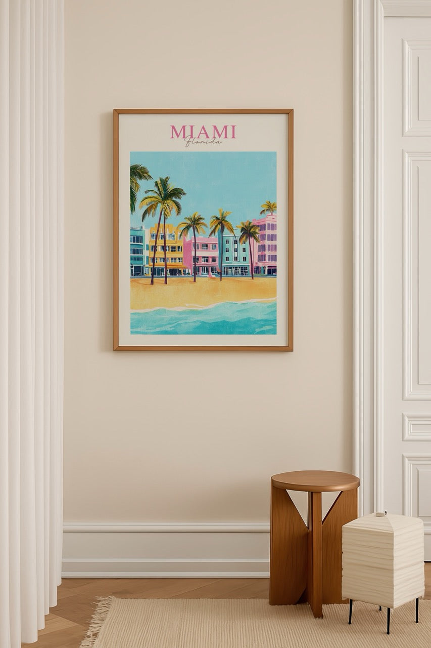 Pastel renkli Art Deco binalar ve palmiye ağaçlarıyla Miami Florida sahil posteri