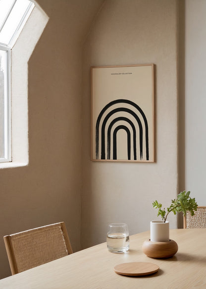 Siyah fırça darbeleriyle oluşturulmuş kemer desenli minimalist poster baskısı, bej arka plan üzerinde