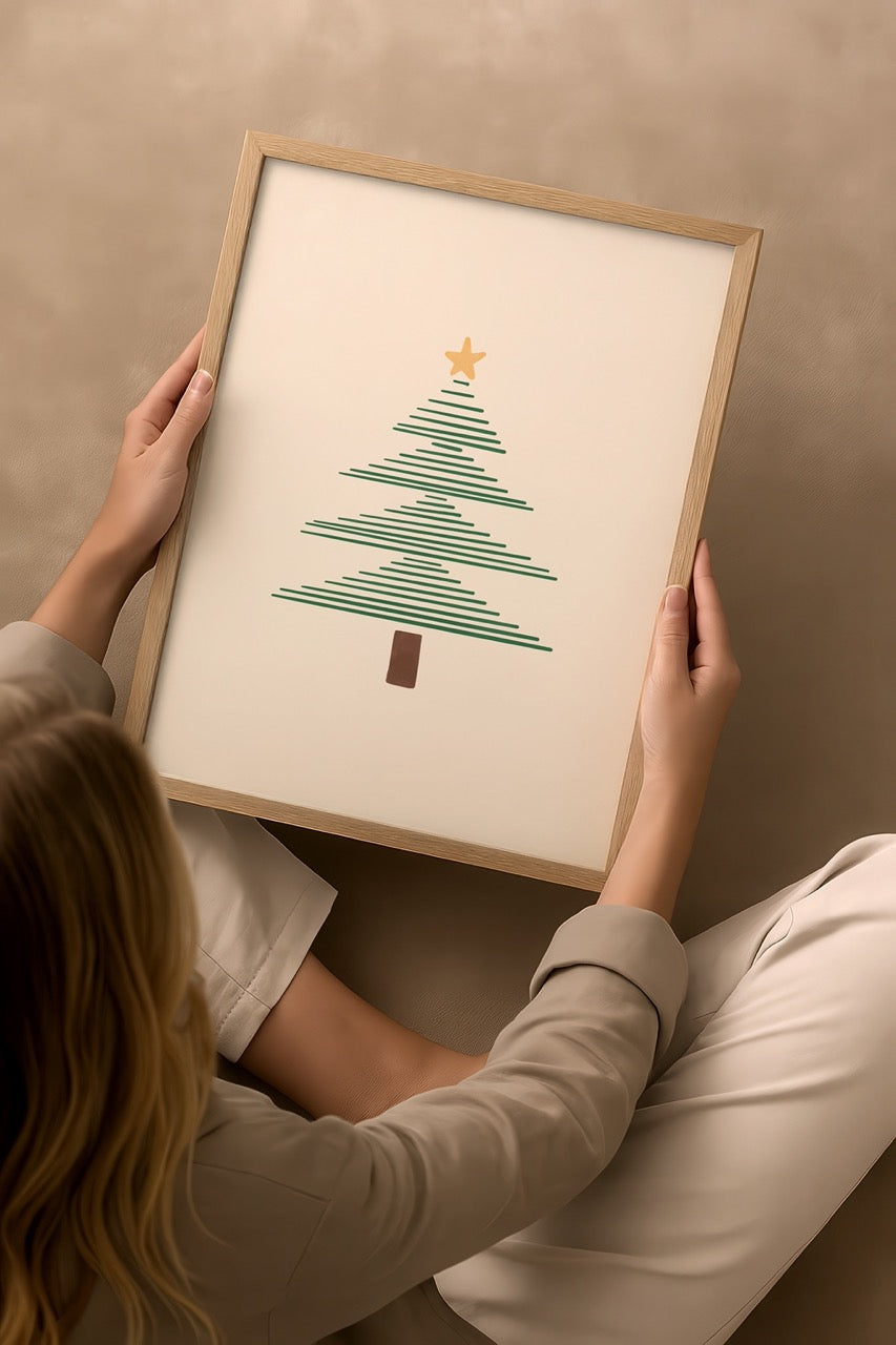Nergis Sabancı imzalı Minimal Christmas Tree posteri, sade çizgisel çam ağacı illüstrasyonu ve yıldız detaylı yılbaşı temalı minimalist baskı.