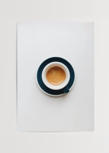 Beyaz zemin üzerinde lacivert fincanda sade bir espresso içeren minimalist kahve posteri