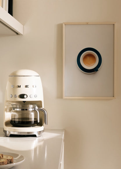 Beyaz zemin üzerinde lacivert fincanda sade bir espresso içeren minimalist kahve posteri