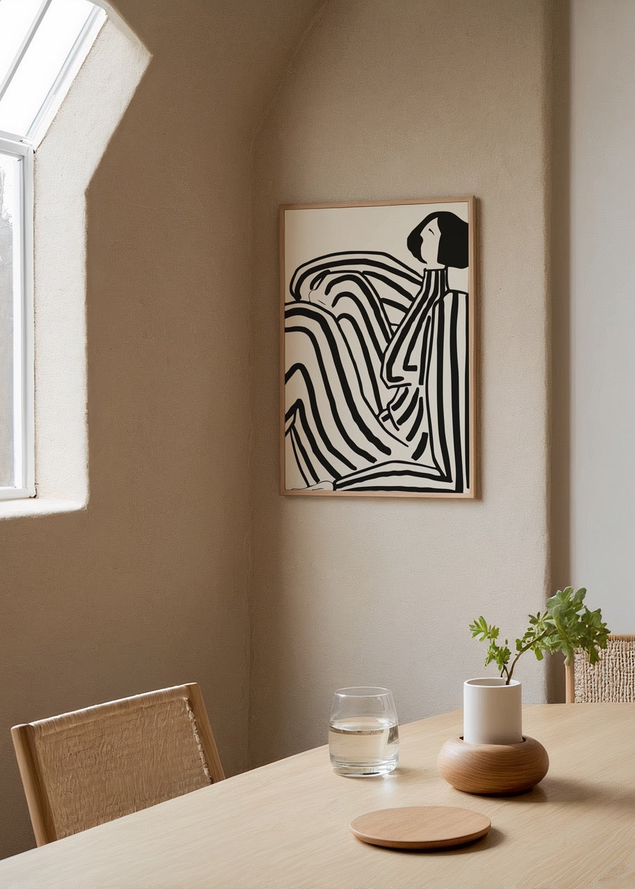Minimal line art tarzında oturan kadın figürü illüstrasyonu, siyah beyaz modern poster baskı.