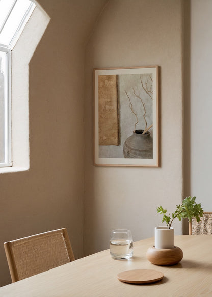 Bej duvar önünde seramik vazo içinde kuru dallar bulunan minimal dekorasyon posteri