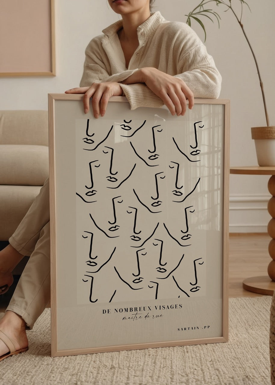 Bej zemin üzerinde tekrarlayan siyah çizgilerle soyut yüzlerden oluşan modern line art poster tasarımı.
