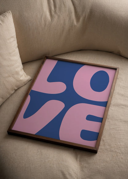 Mavi zemin üzerinde pembe büyük harflerle love yazısını oluşturan grafik tipografi