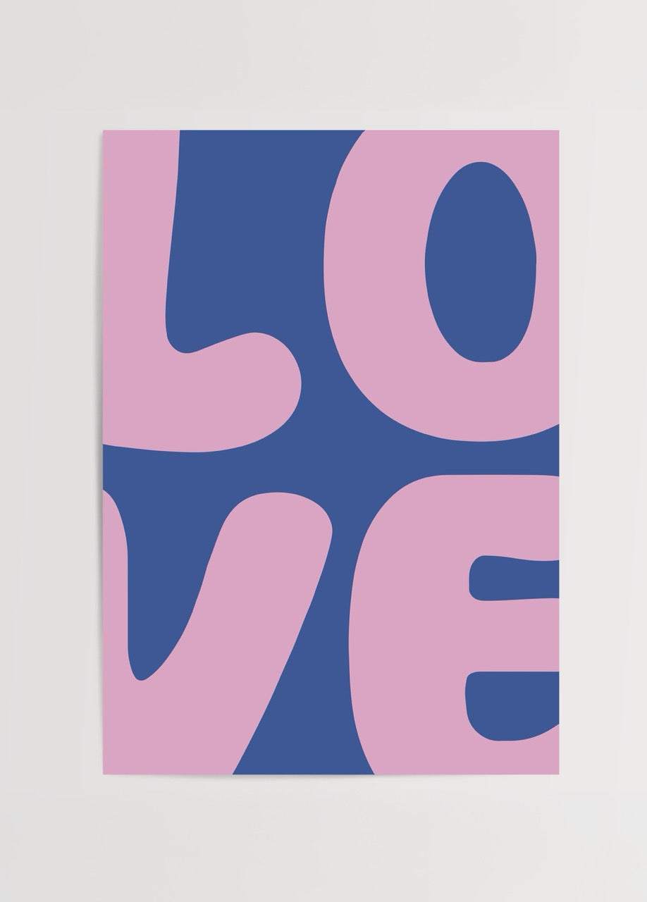 Mavi zemin üzerinde pembe büyük harflerle love yazısını oluşturan grafik tipografi
