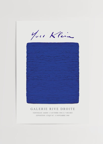 Yoğun mavi renkten oluşan, tek yüzeyli modern ve minimal galeri tarzı sanat posteri