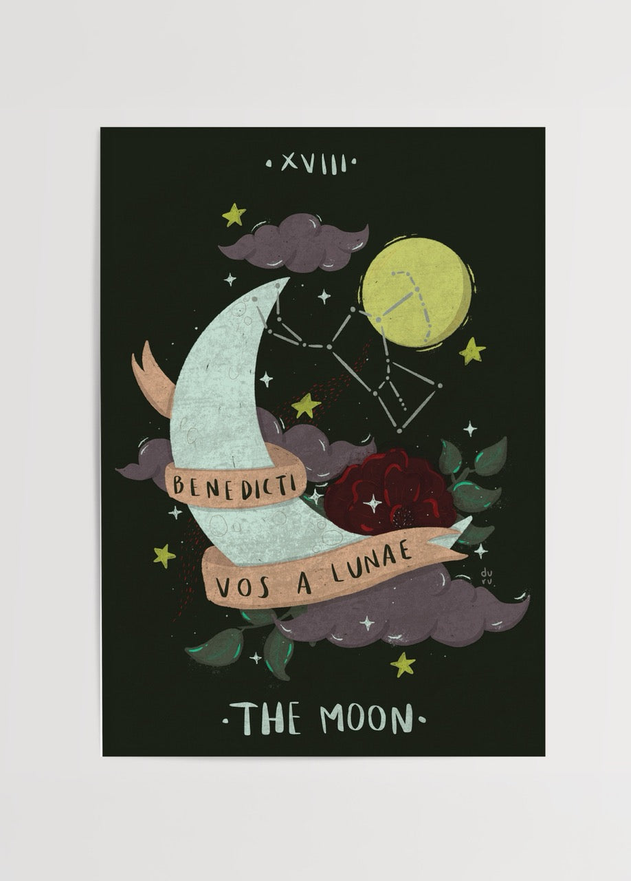 Duru Ekşioğlu tarafından tasarlanan Moon posteri, hilal, yıldızlar ve Latince yazılı mistik illüstrasyon