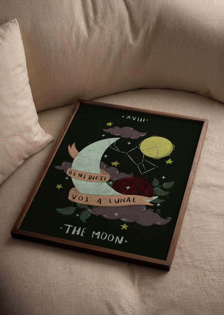 Duru Ekşioğlu tarafından tasarlanan Moon posteri, hilal, yıldızlar ve Latince yazılı mistik illüstrasyon