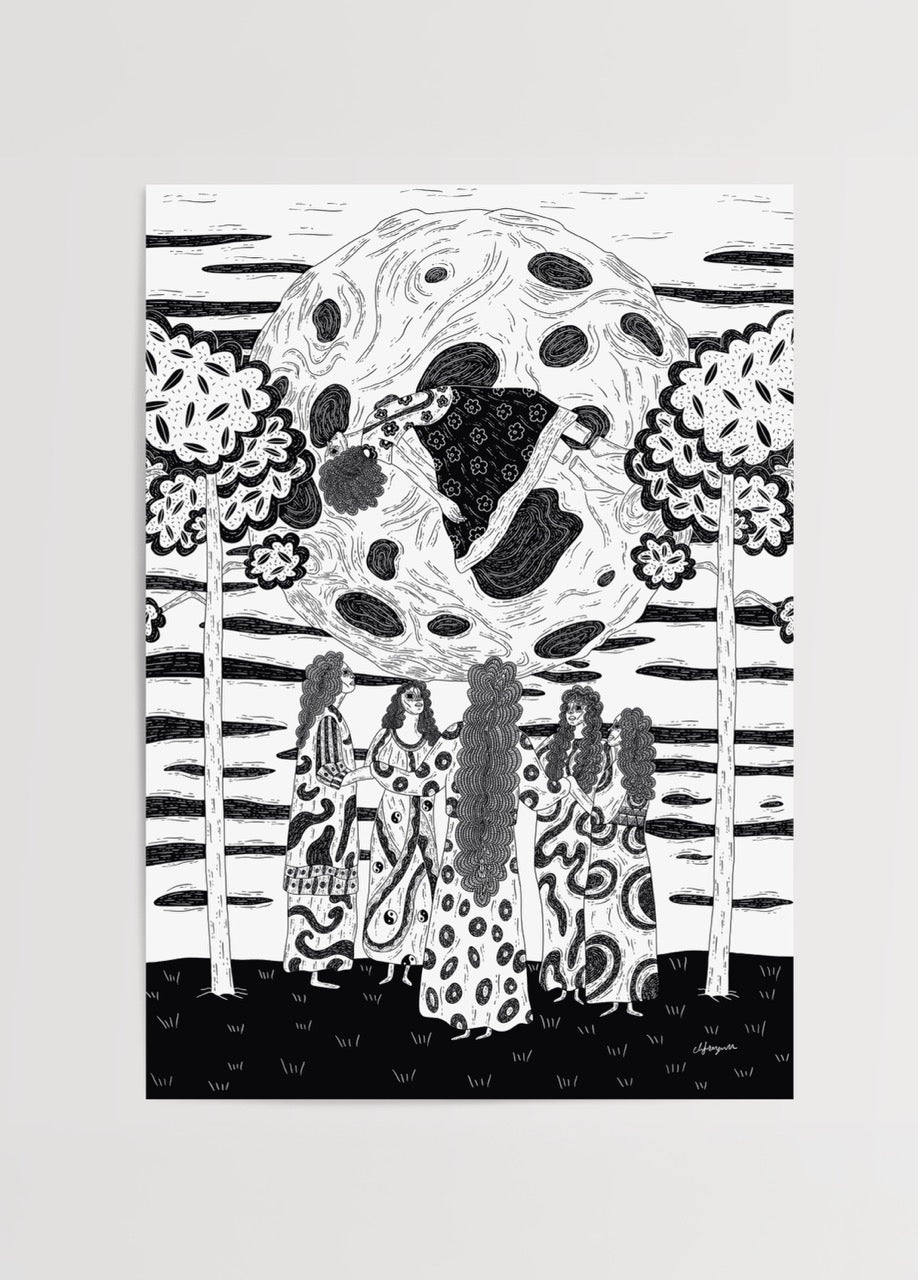 Büyük dolunay önünde toplanmış figürler ve ay üzerinde uzanan kadın illüstrasyonu, siyah beyaz detaylı çizim.