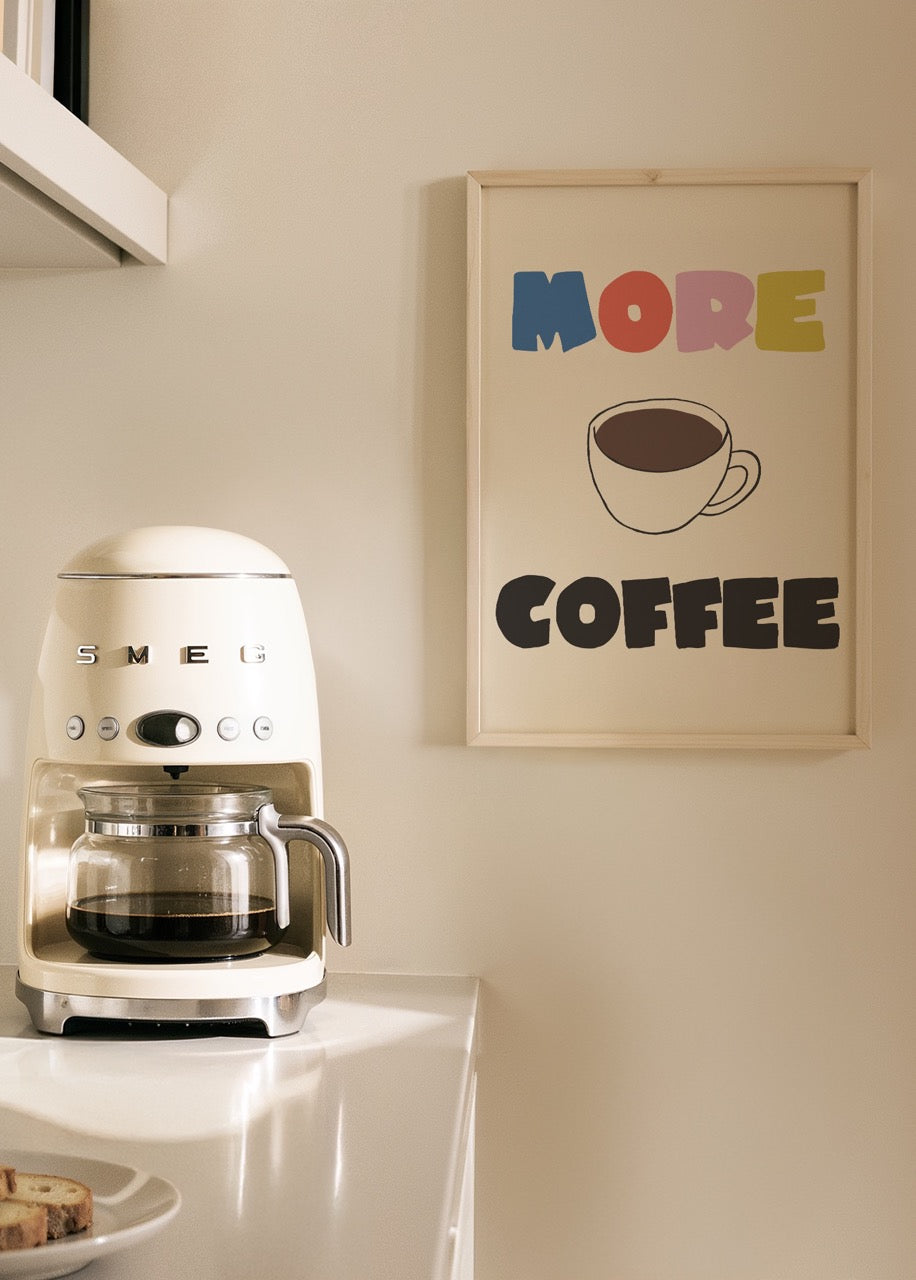 Nergis Sabancı’nın More Coffee posteri; renkli yazı tipleri ve sade kahve fincanı illüstrasyonuyla modern, eğlenceli bir dekor baskısı.