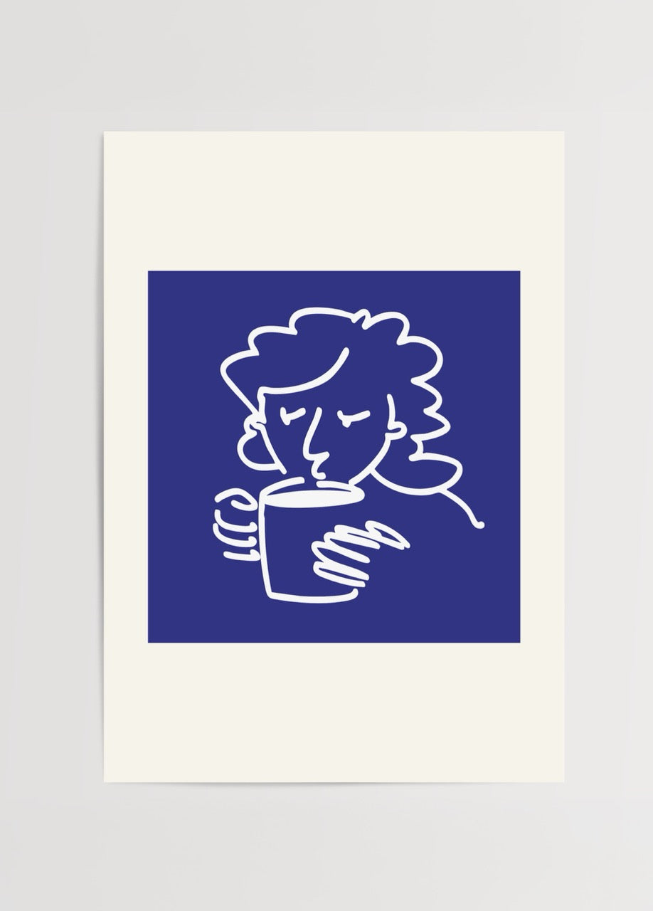 Mavi zemin üzerinde beyaz çizgilerle kahve içen kişi illüstrasyonu, minimal modern poster tasarımı.