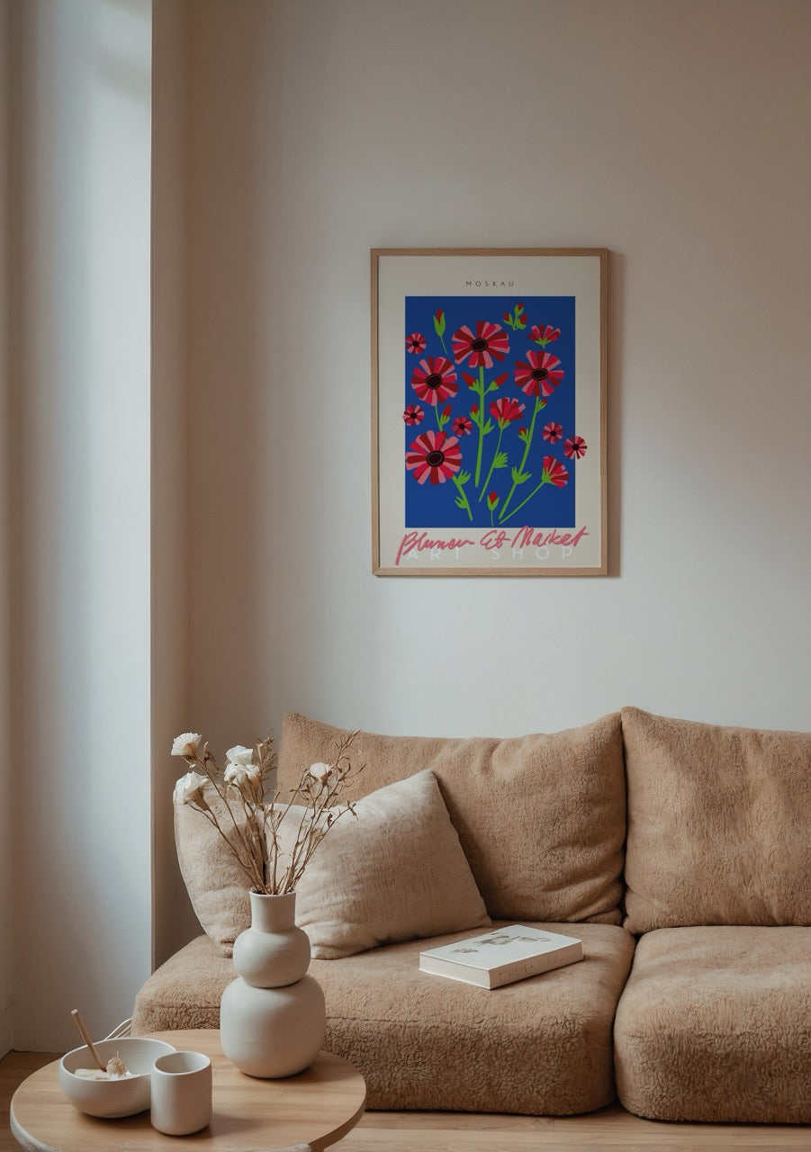 Canlı mavi zemin üzerine pembe ve kırmızı çiçeklerle tasarlanmış Moskau Blumen Et Market posteri