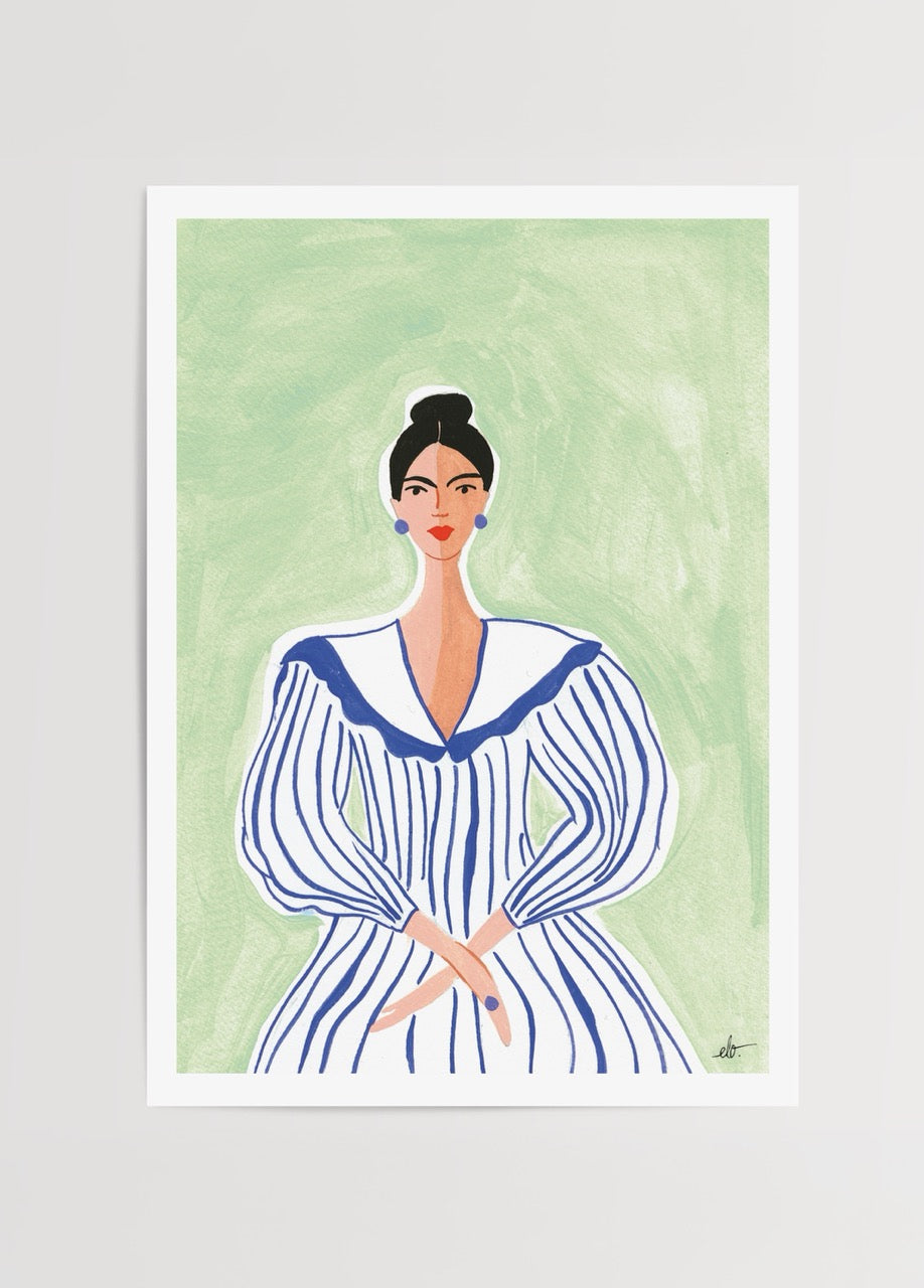 Elif Işık’ın Femmes et Fleurs — Collection d’Automne serisinden Mrida posteri, yeşil arka planda mavi çizgili elbiseli zarif kadın portresi.