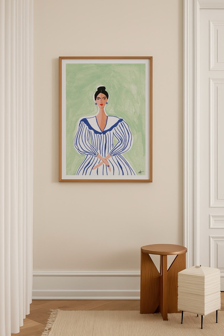 Elif Işık’ın Femmes et Fleurs — Collection d’Automne serisinden Mrida posteri, yeşil arka planda mavi çizgili elbiseli zarif kadın portresi.