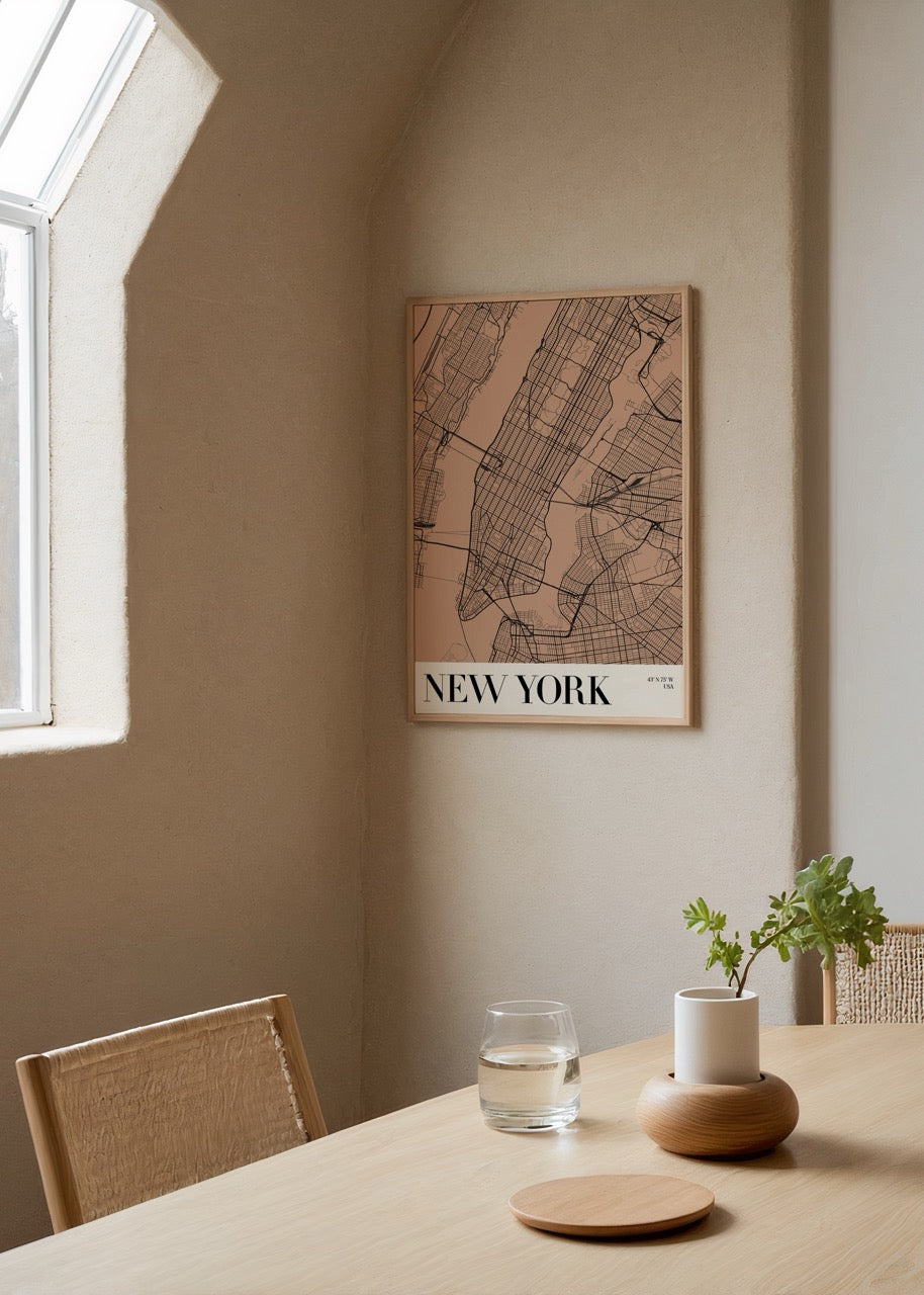 Bej zemin üzerine siyah çizgilerle tasarlanmış New York şehir haritası posteri, modern ve minimalist dekor için ideal.