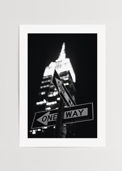 New York sokaklarında One Way tabelaları ve ışıklı gökdelen siyah beyaz fotoğraf