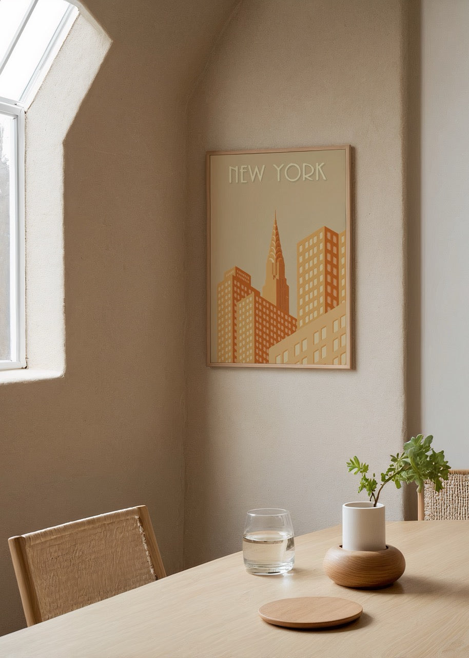 Bej zemin üzerinde Chrysler Binası ve çevresindeki gökdelenlerin retro stilde illüstrasyonu ile tasarlanmış New York şehir silüeti posteri.