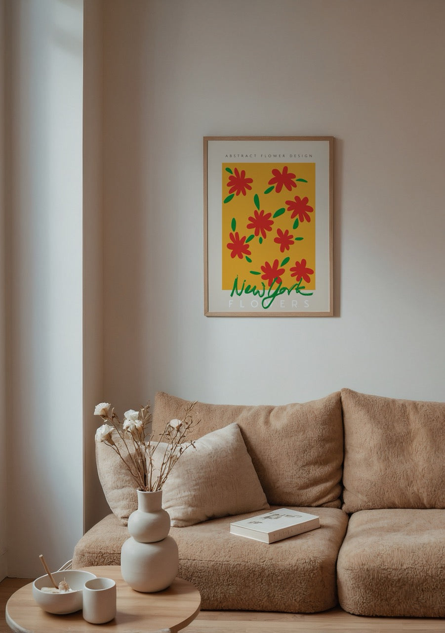 Sarı zemin üzerinde kırmızı soyut çiçeklerden oluşan New York temalı poster tasarımı