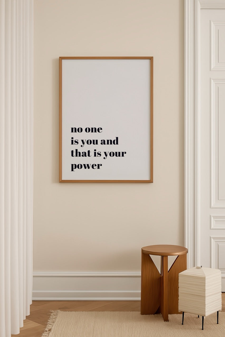 “No one is you and that is your power” yazılı minimalist tipografi poster baskı.