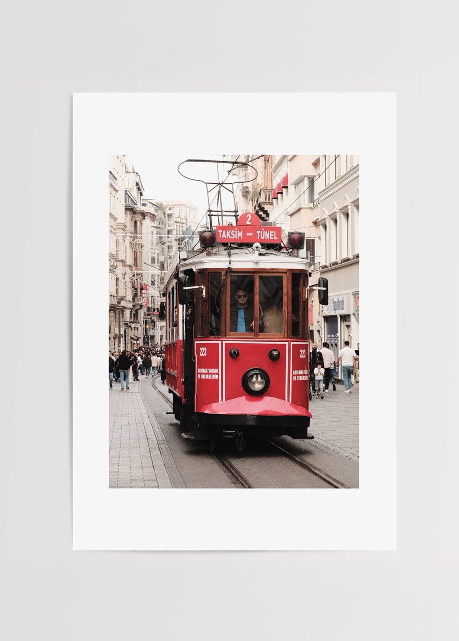 İstiklal Caddesi’nde ilerleyen kırmızı nostaljik tramvayın fotoğraf posteri