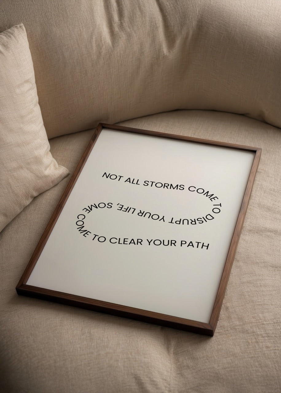 “Not all storms come to disrupt your life” yazılı minimal tipografi motivasyon posteri