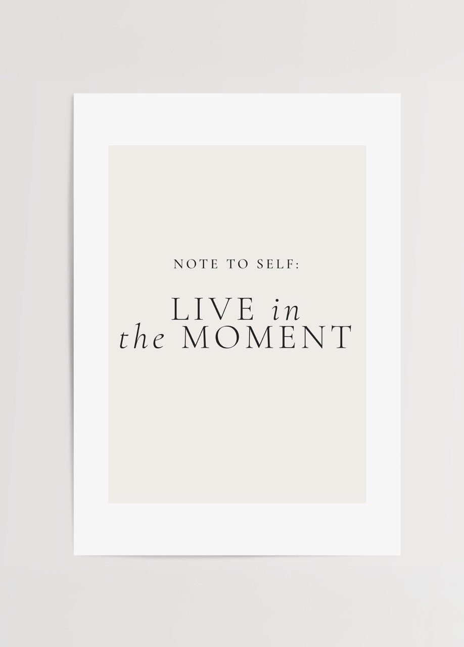 “Note to Self: Live in the Moment” yazılı minimalist tipografi poster, modern dekorasyon için ideal
