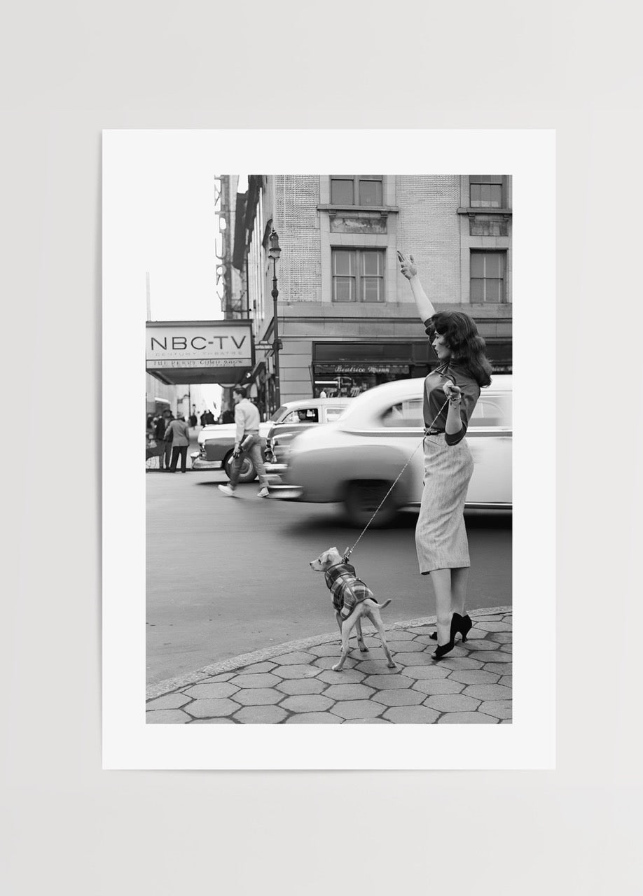 New York sokaklarında taksi çağıran kadının yer aldığı vintage siyah beyaz şehir fotoğrafı