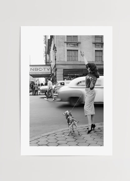 New York sokaklarında taksi çağıran kadının yer aldığı vintage siyah beyaz şehir fotoğrafı