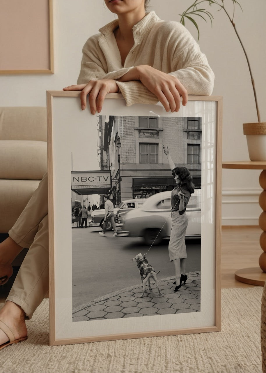 New York sokaklarında taksi çağıran kadının yer aldığı vintage siyah beyaz şehir fotoğrafı