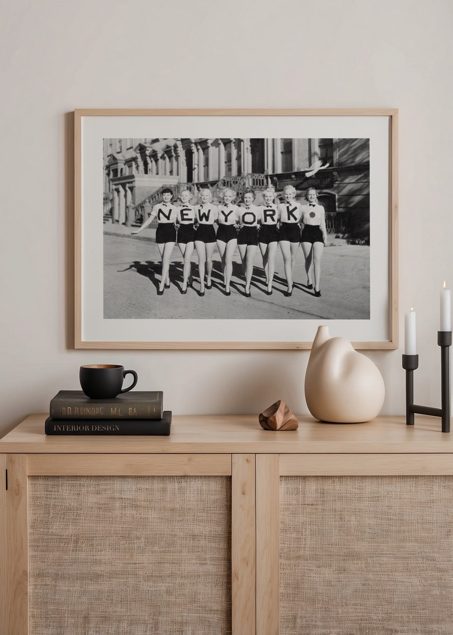 Sokakta yan yana dizilmiş kadınların New York yazısını oluşturduğu vintage siyah beyaz fotoğraf