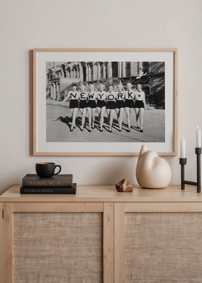 Sokakta yan yana dizilmiş kadınların New York yazısını oluşturduğu vintage siyah beyaz fotoğraf
