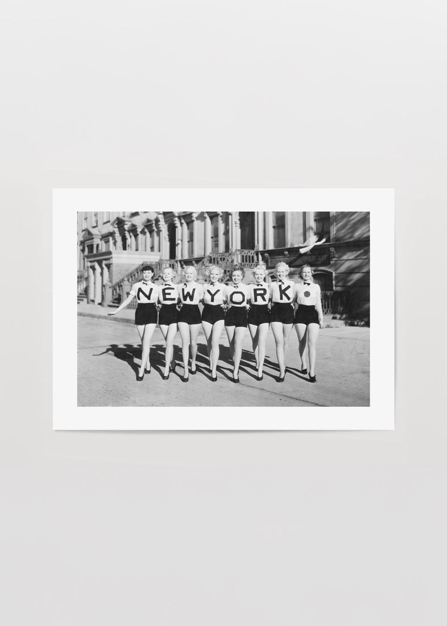 Sokakta yan yana dizilmiş kadınların New York yazısını oluşturduğu vintage siyah beyaz fotoğraf