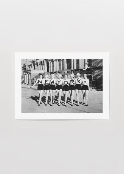 Sokakta yan yana dizilmiş kadınların New York yazısını oluşturduğu vintage siyah beyaz fotoğraf
