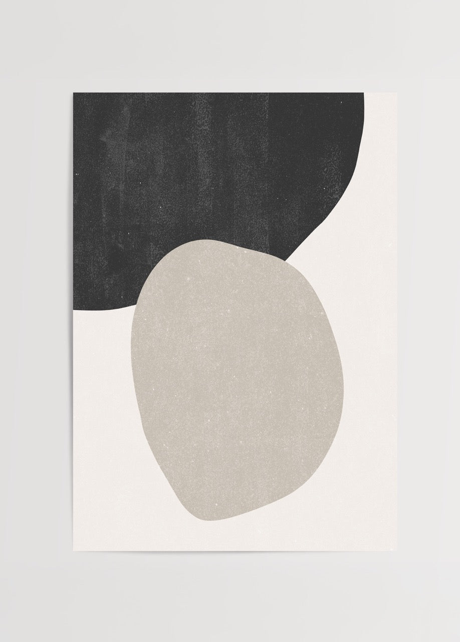 Soyut iki taş formunu andıran siyah ve bej renkli organik şekillerden oluşan minimalist sanat posteri.