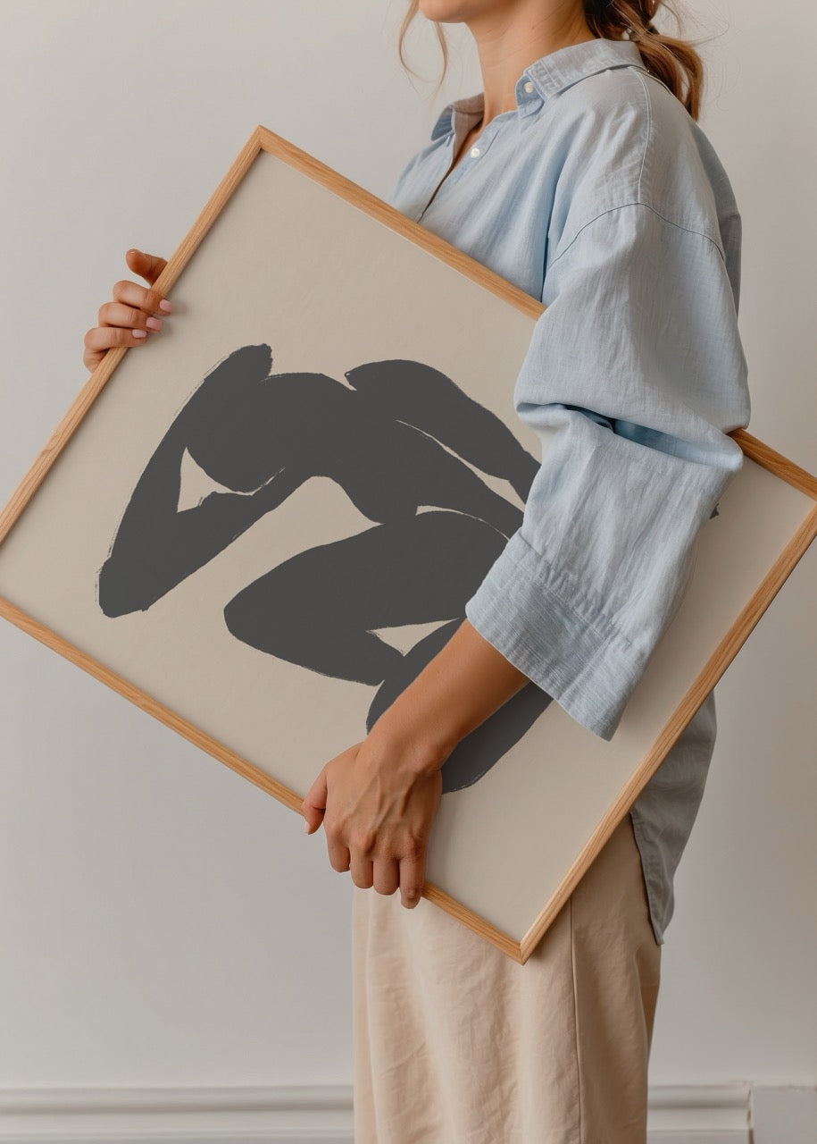 Oturmuş figürü betimleyen minimalist soyut sanat posteri