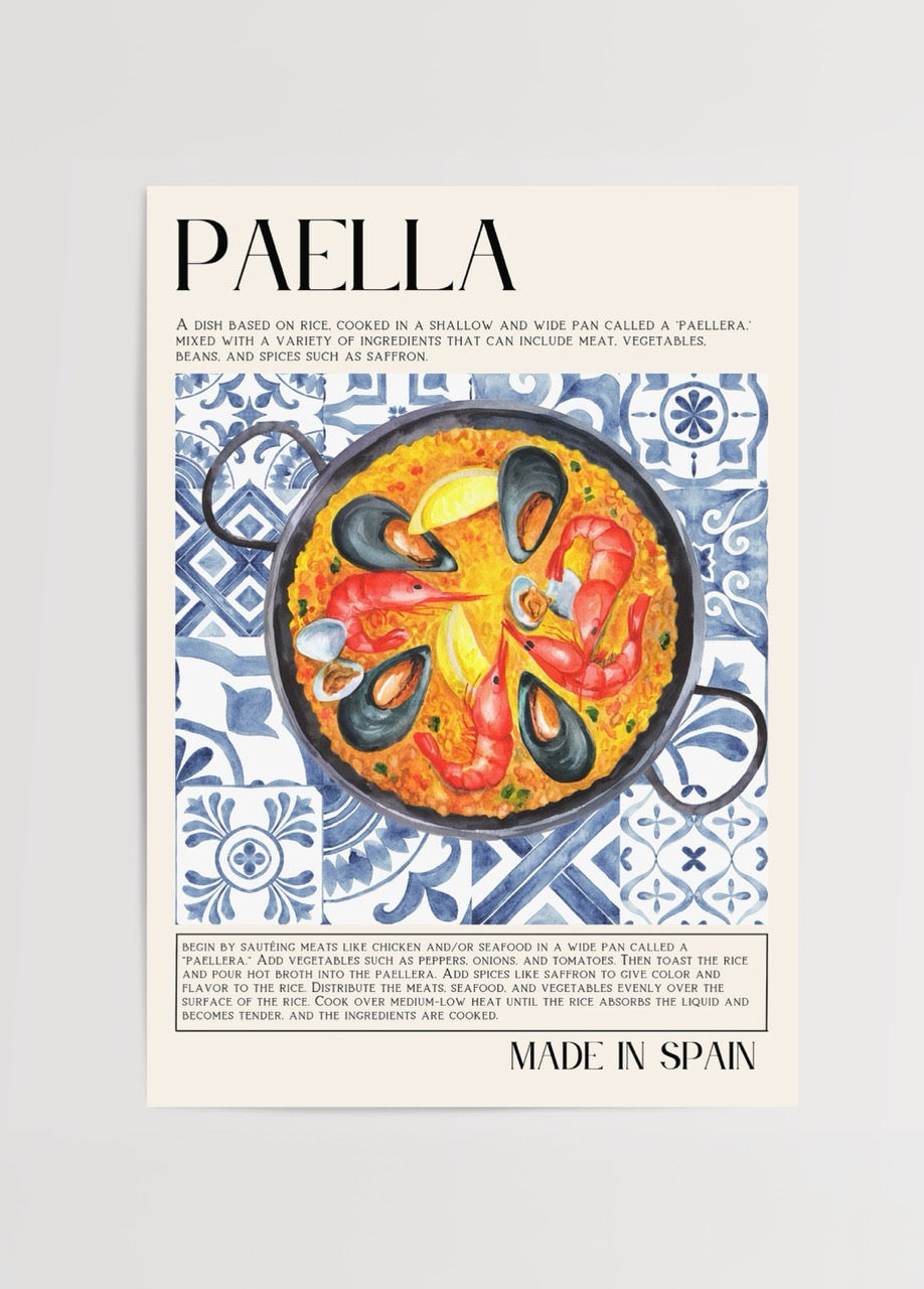 İspanyol paella yemeğinin illüstrasyonu ve açıklamalı tarifiyle tasarlanmış Paella Recipe mutfak posteri, seramik desenli arka plan üzerinde.