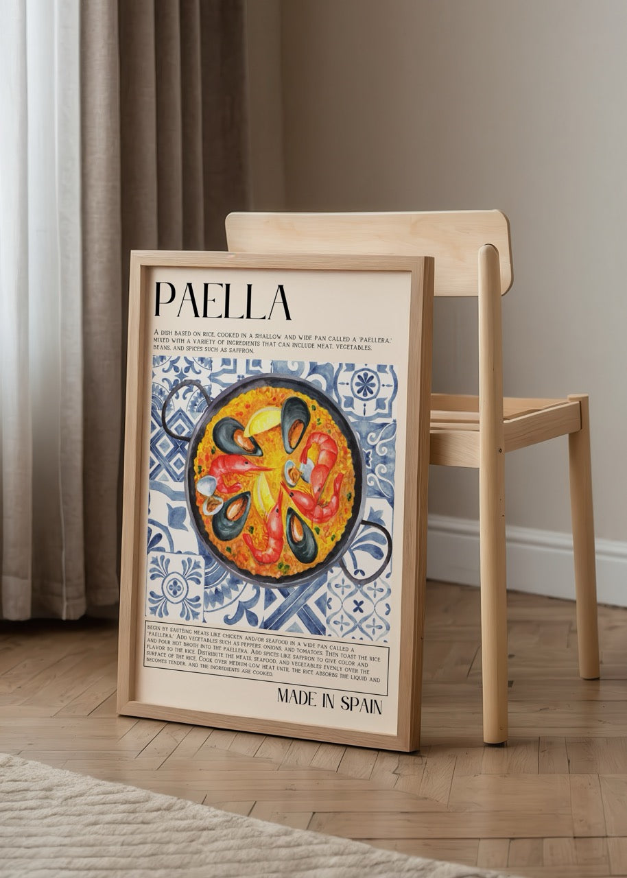 İspanyol paella yemeğinin illüstrasyonu ve açıklamalı tarifiyle tasarlanmış Paella Recipe mutfak posteri, seramik desenli arka plan üzerinde.