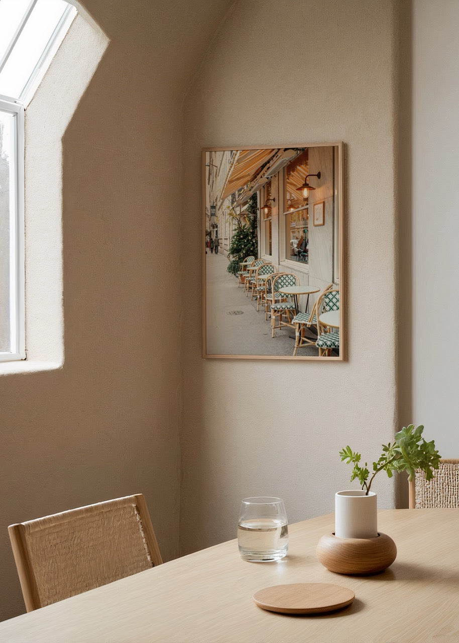 Paris’teki bir sokağın önünde bulunan yeşil sandalyeli Fransız kafesi posteri