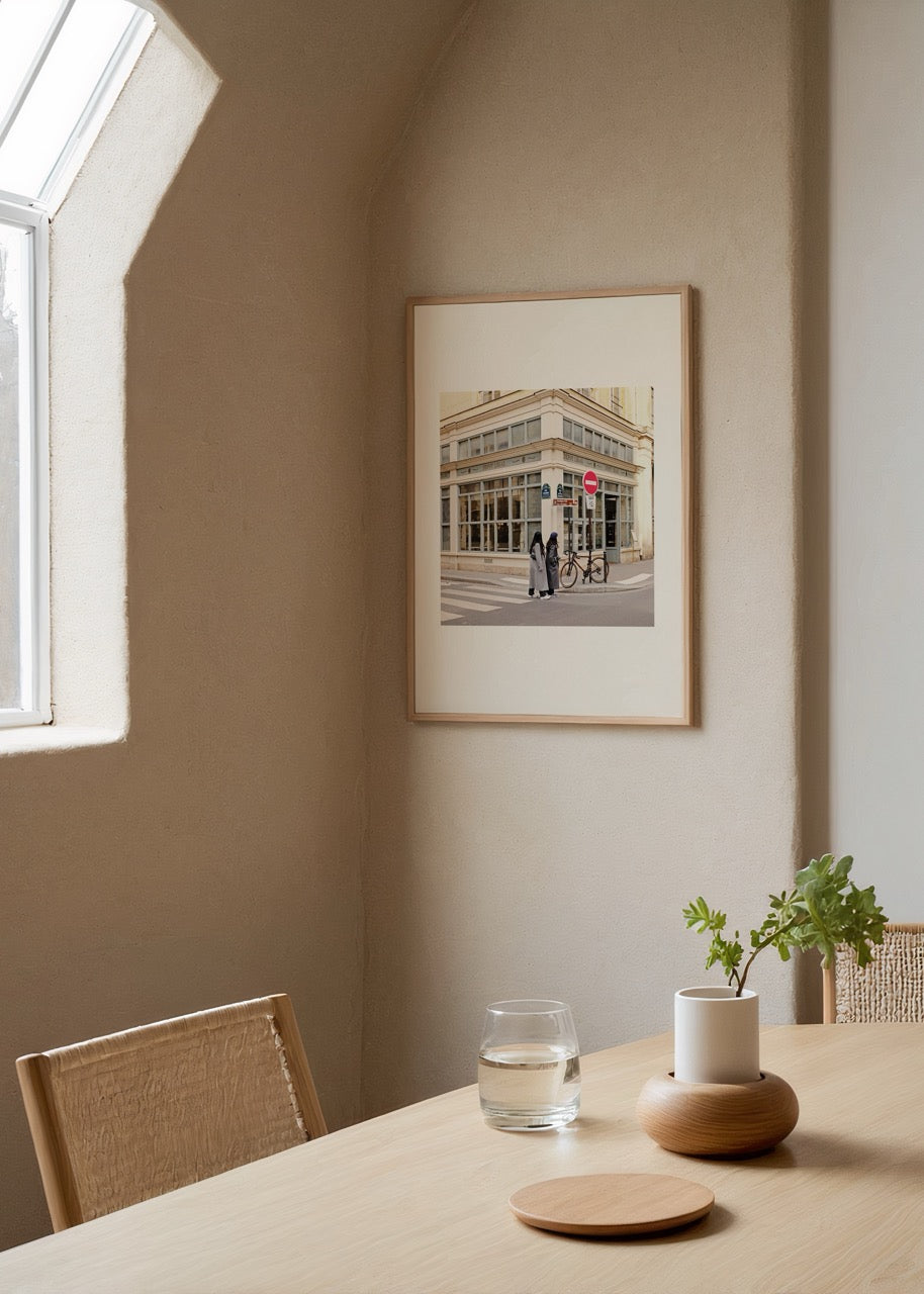 Merve Kurt tarafından çekilmiş pastel tonlu Paris sokak köşe fotoğrafı, bisiklet ve iki figür ile şehir dokusu.