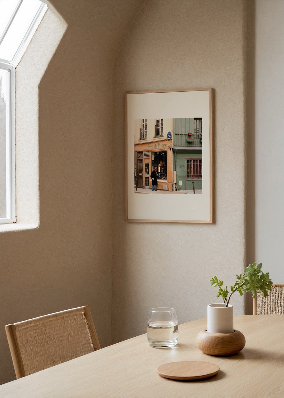 Merve Kurt’un Paris sokaklarından çekilmiş fotoğrafı, vitrin karşısında duran kadın figürüyle şehir yaşamını yansıtan poster baskı
