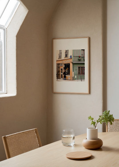 Merve Kurt’un Paris sokaklarından çekilmiş fotoğrafı, vitrin karşısında duran kadın figürüyle şehir yaşamını yansıtan poster baskı