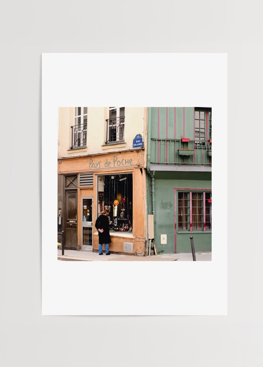 Merve Kurt’un Paris sokaklarından çekilmiş fotoğrafı, vitrin karşısında duran kadın figürüyle şehir yaşamını yansıtan poster baskı