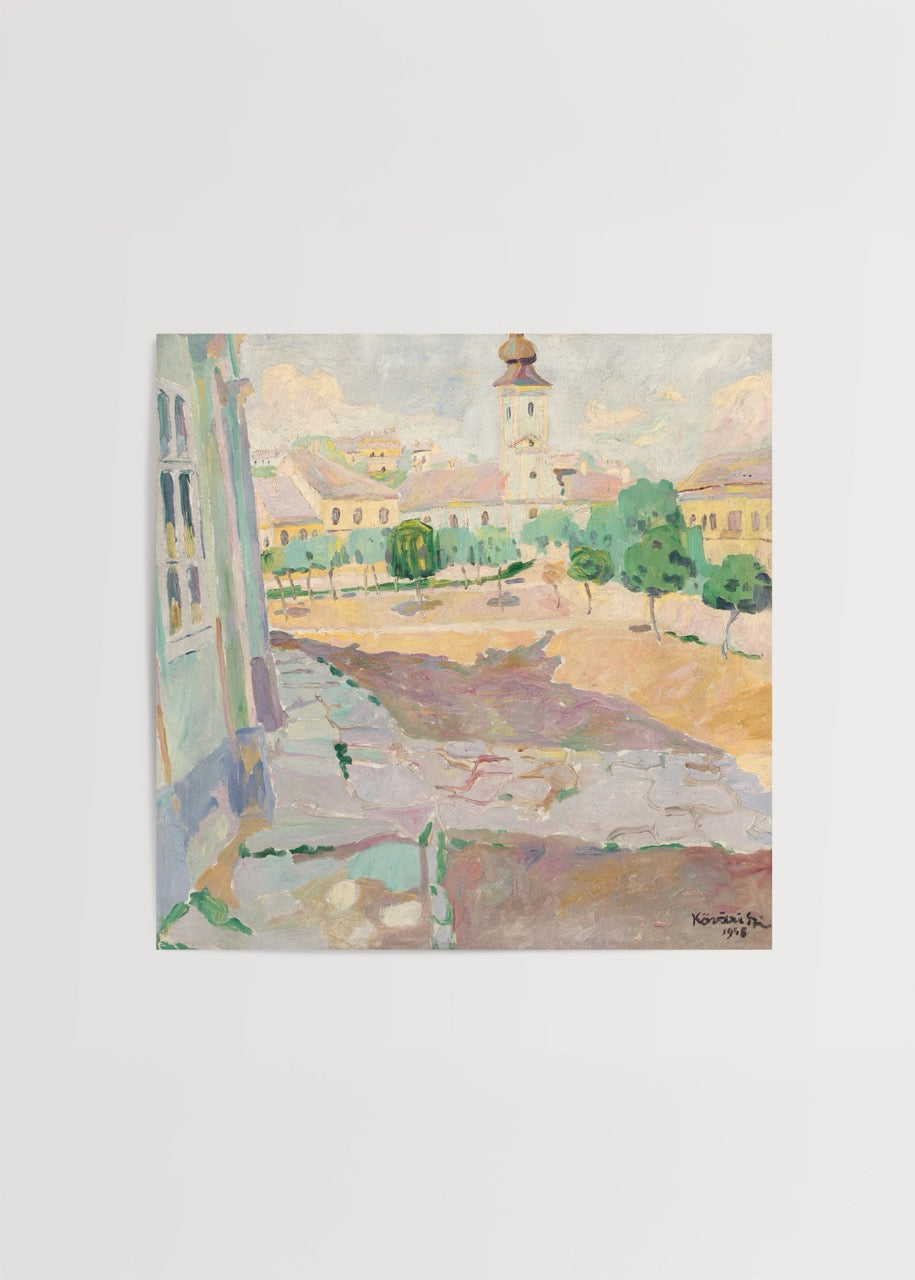 Pastel renklerle resmedilmiş tarihi Avrupa meydanı, kilise kulesi ve ağaçlarla çevrili şehir manzarasını gösteren sanat posteri.