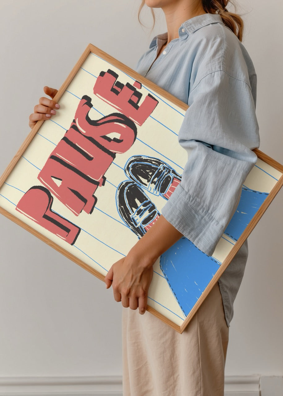 Fulya Genç’in Pause posteri, retro tarzlı illüstrasyon ve güçlü tipografiyle modern dekoratif sanat baskısı.