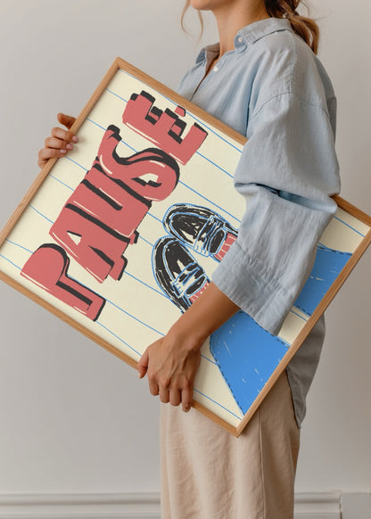 Fulya Genç’in Pause posteri, retro tarzlı illüstrasyon ve güçlü tipografiyle modern dekoratif sanat baskısı.