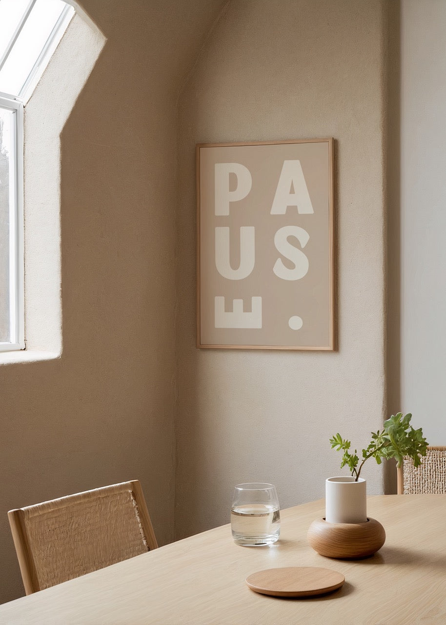 Bej zemin üzerine büyük beyaz tipografiyle yazılmış “PAUSE.” kelimesinden oluşan sade ve modern tipografik poster baskı